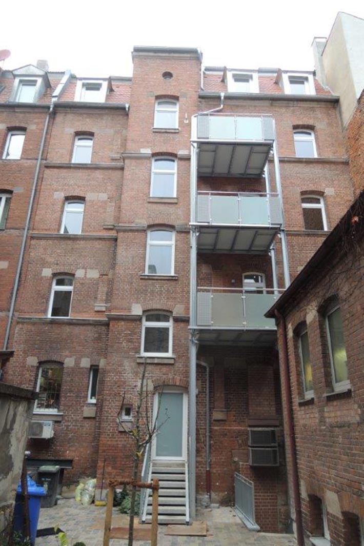 Komplettinnen- und Hofsanierung mit Anbau Balkone